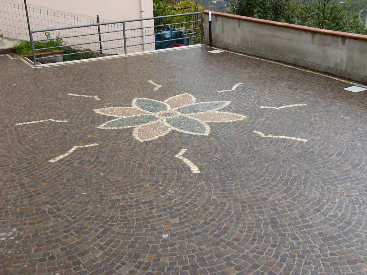 Un patio con un disegno floreale sul terreno