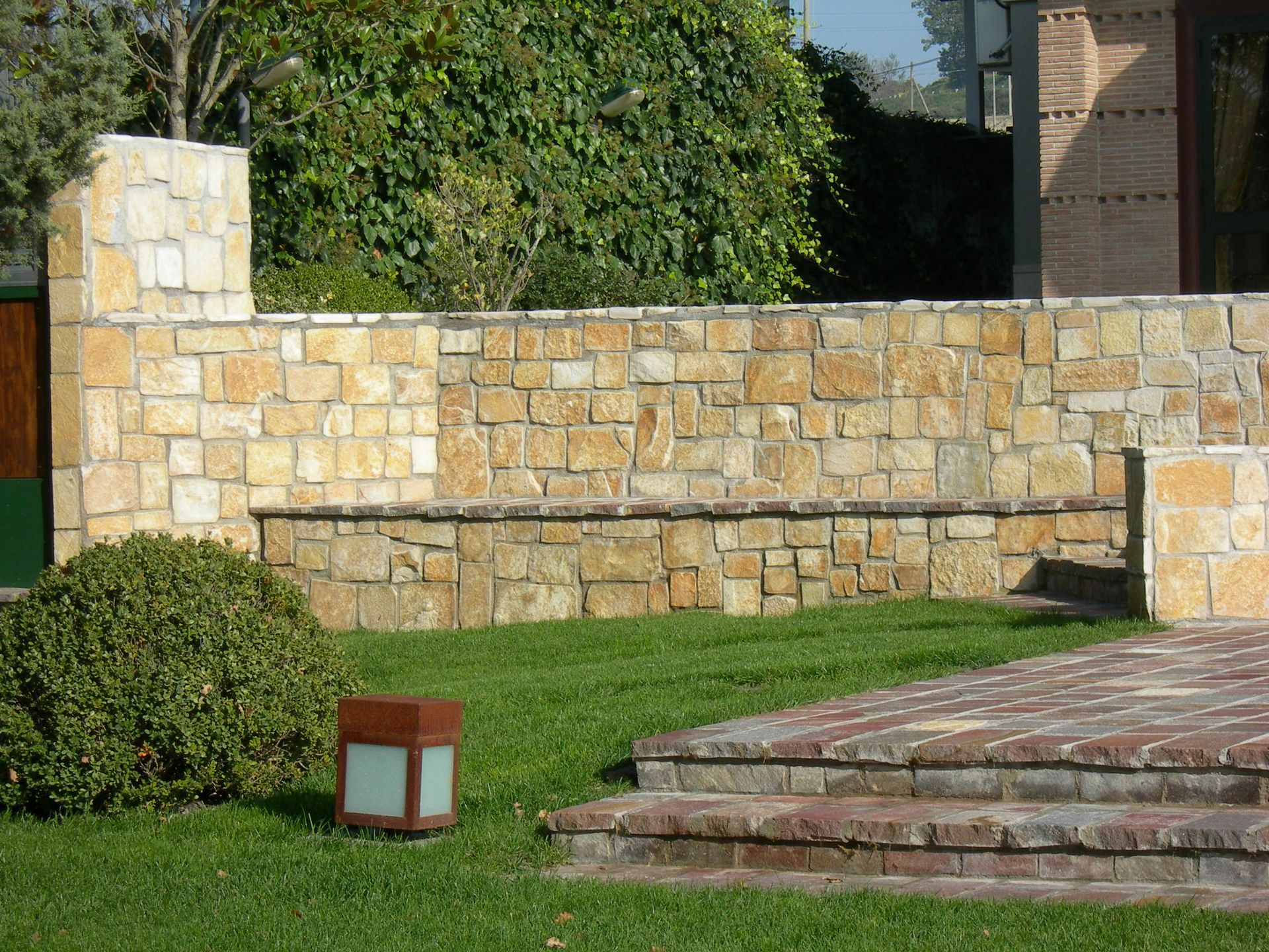 Un muro di pietra con gradini che conducono ad esso