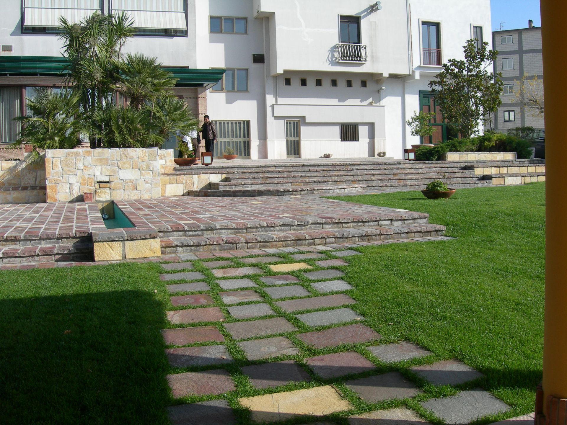 Un grande edificio bianco con scale che conducono ad esso