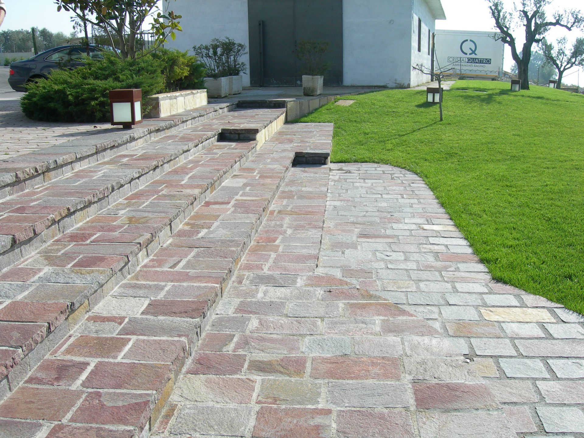 Un sentiero in mattoni che conduce a un edificio bianco