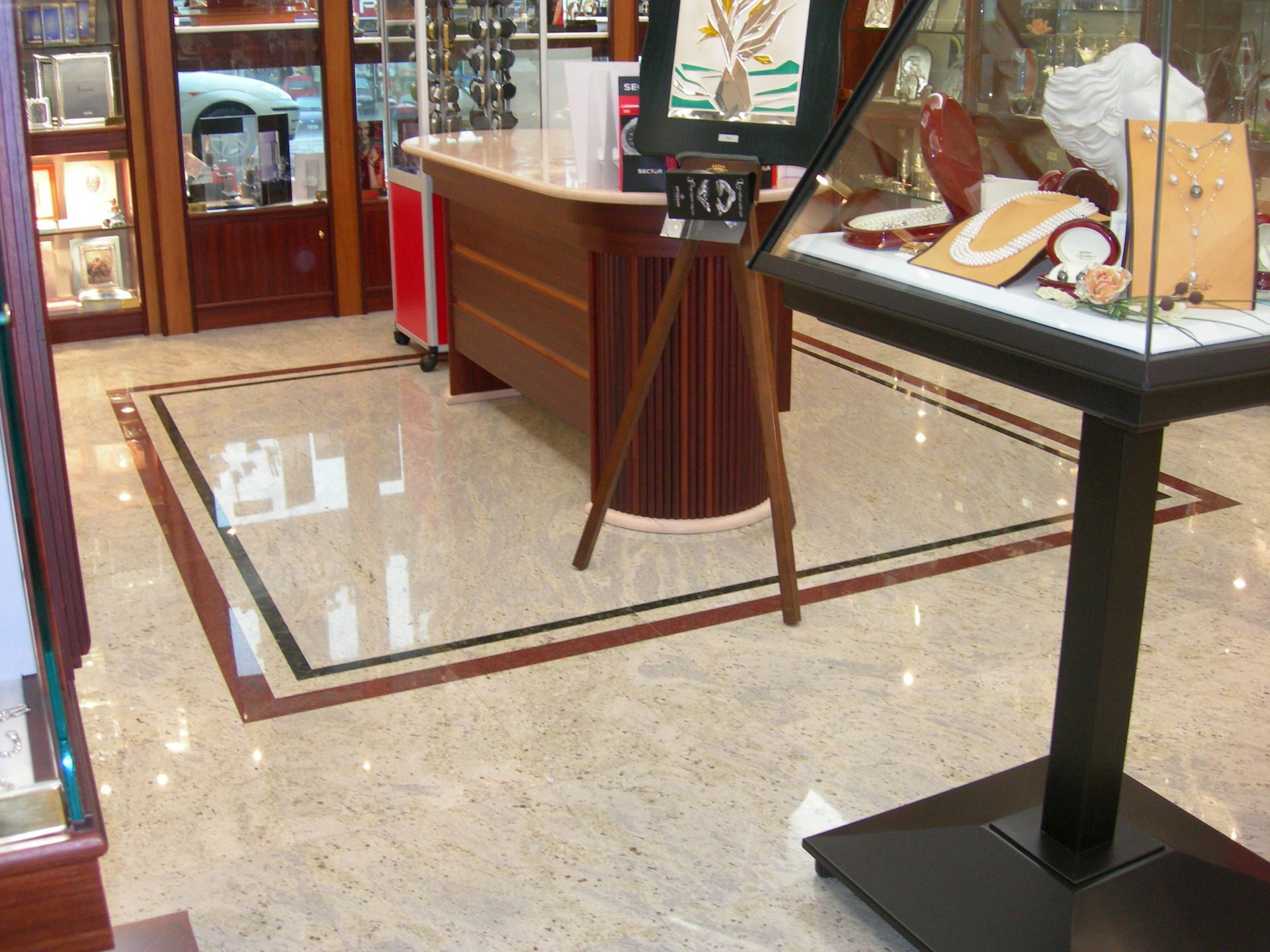 Una vetrina in un negozio con un cartello che dice 