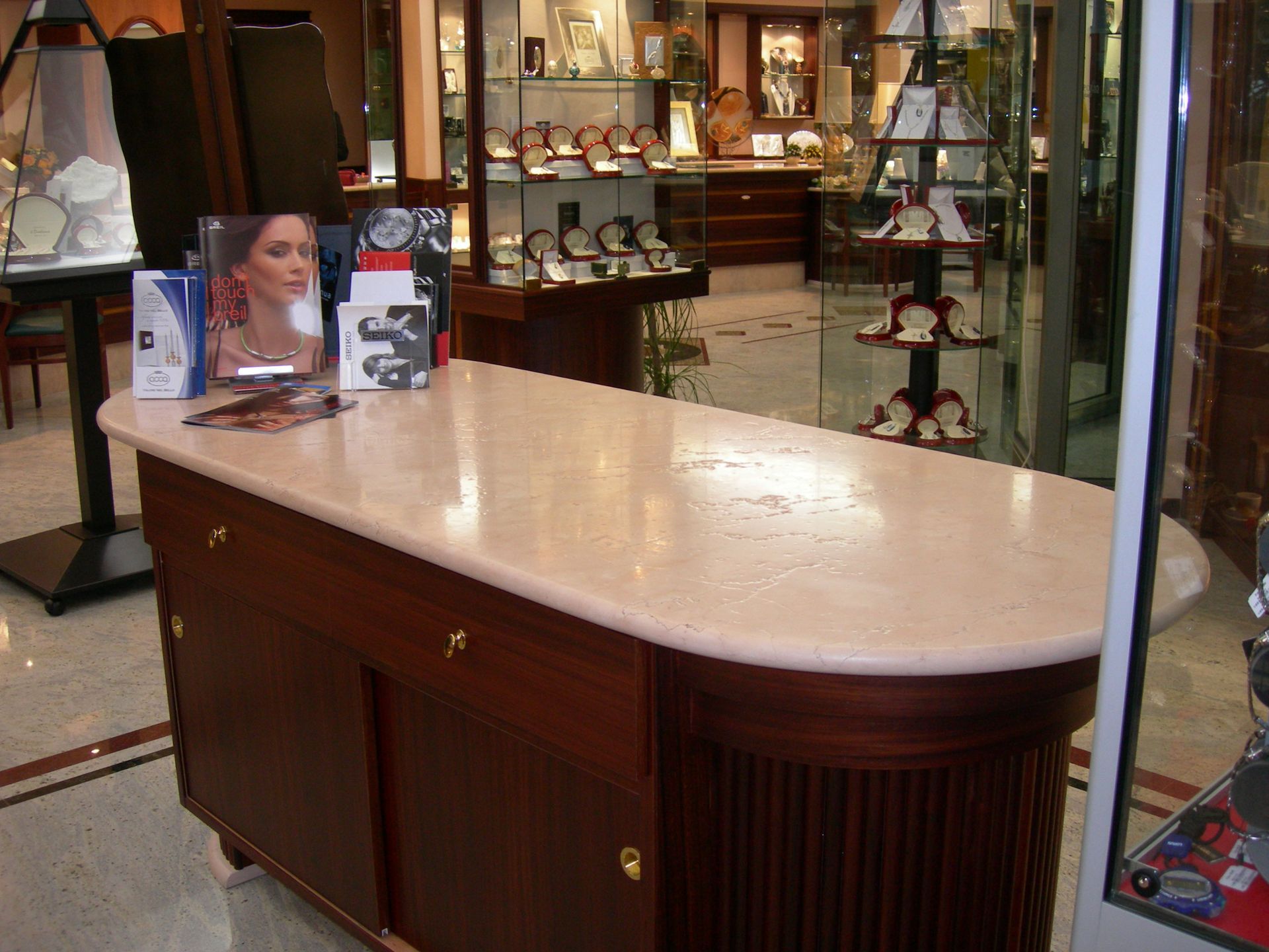 Un bancone di un negozio con la foto di una donna sopra