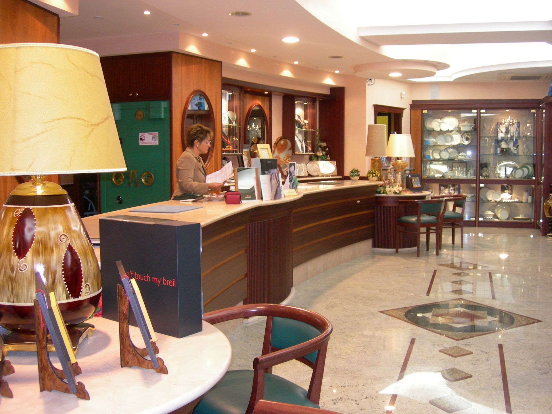 Un uomo è seduto a un bancone in una stanza con lampade