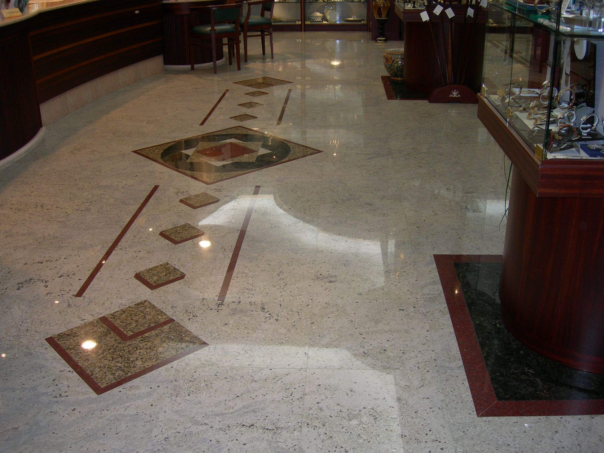 Un pavimento in marmo con un disegno geometrico