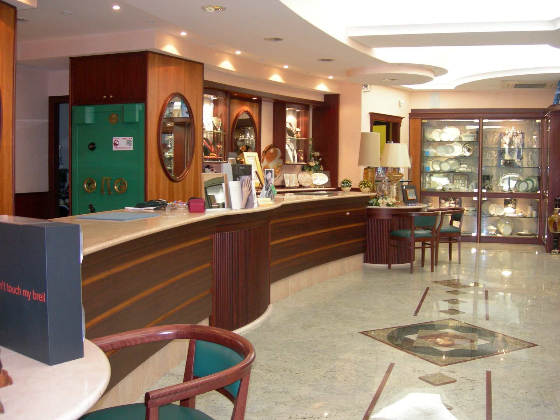 Un ristorante con un lungo bancone e una cassaforte verde