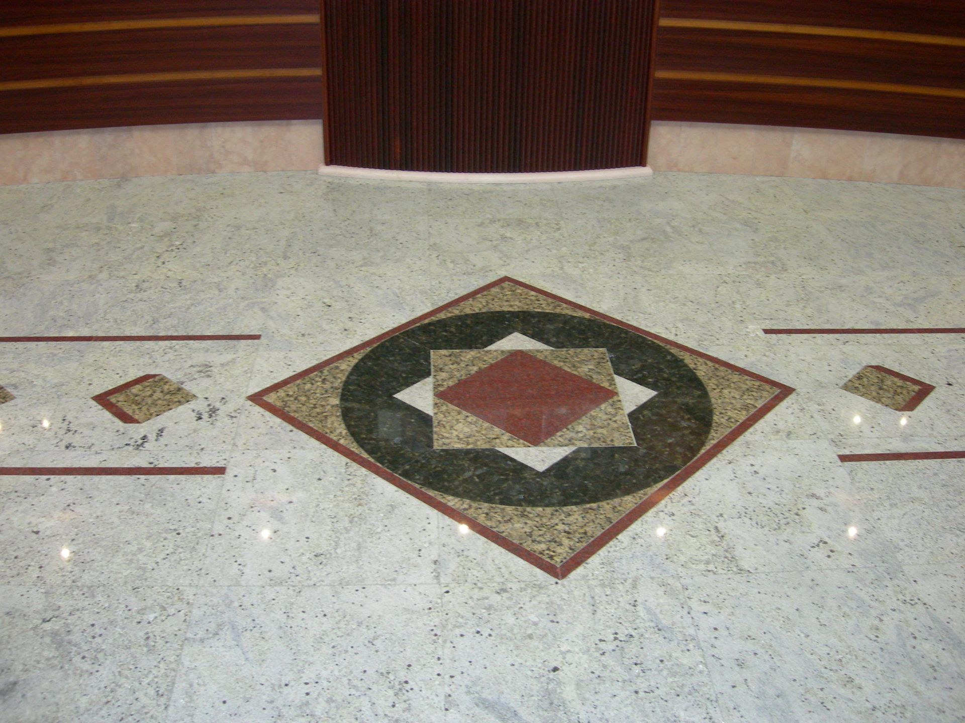 Un pavimento in marmo con un diamante al centro