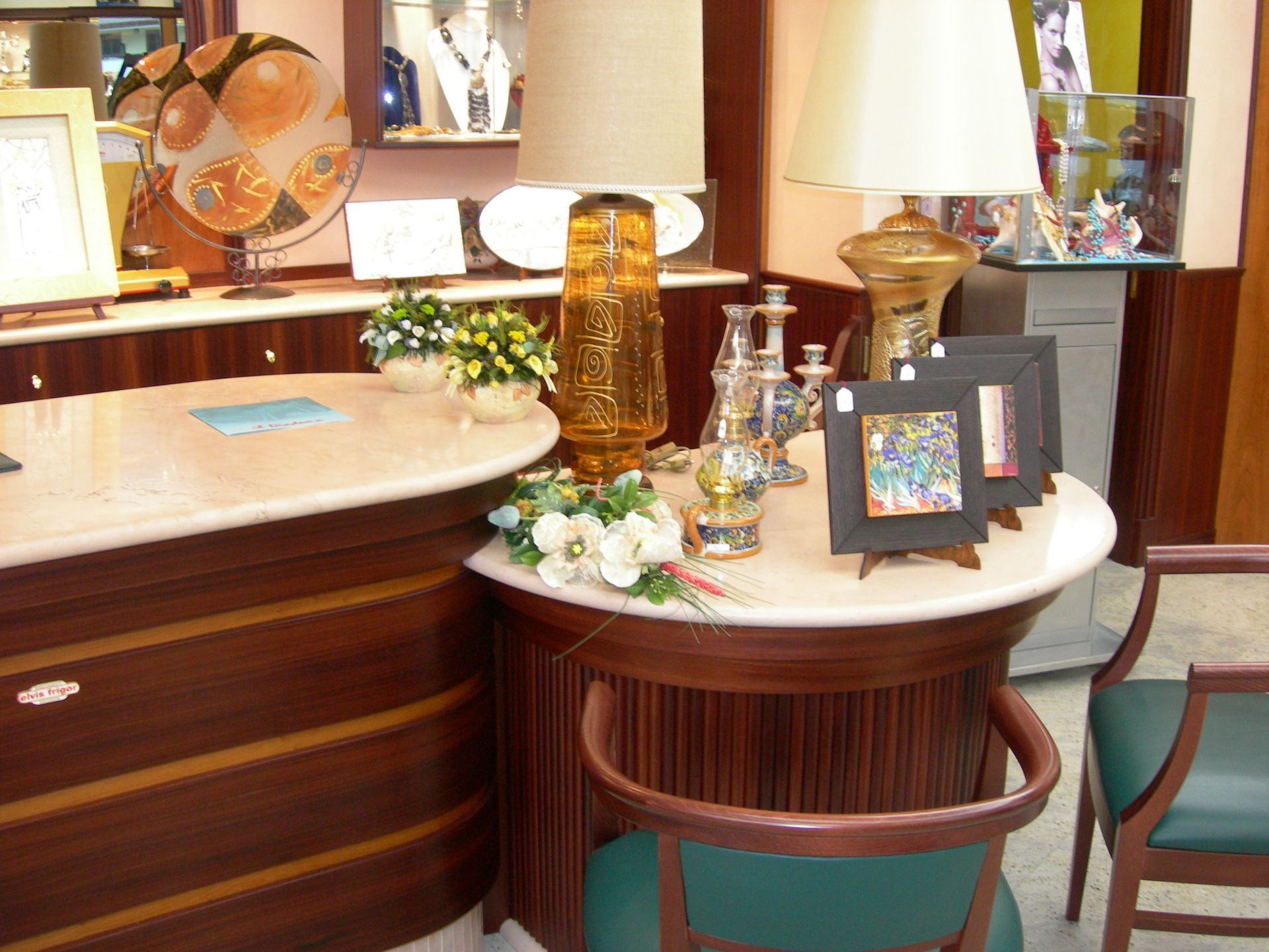 Un tavolo con lampade e quadri sopra in una stanza