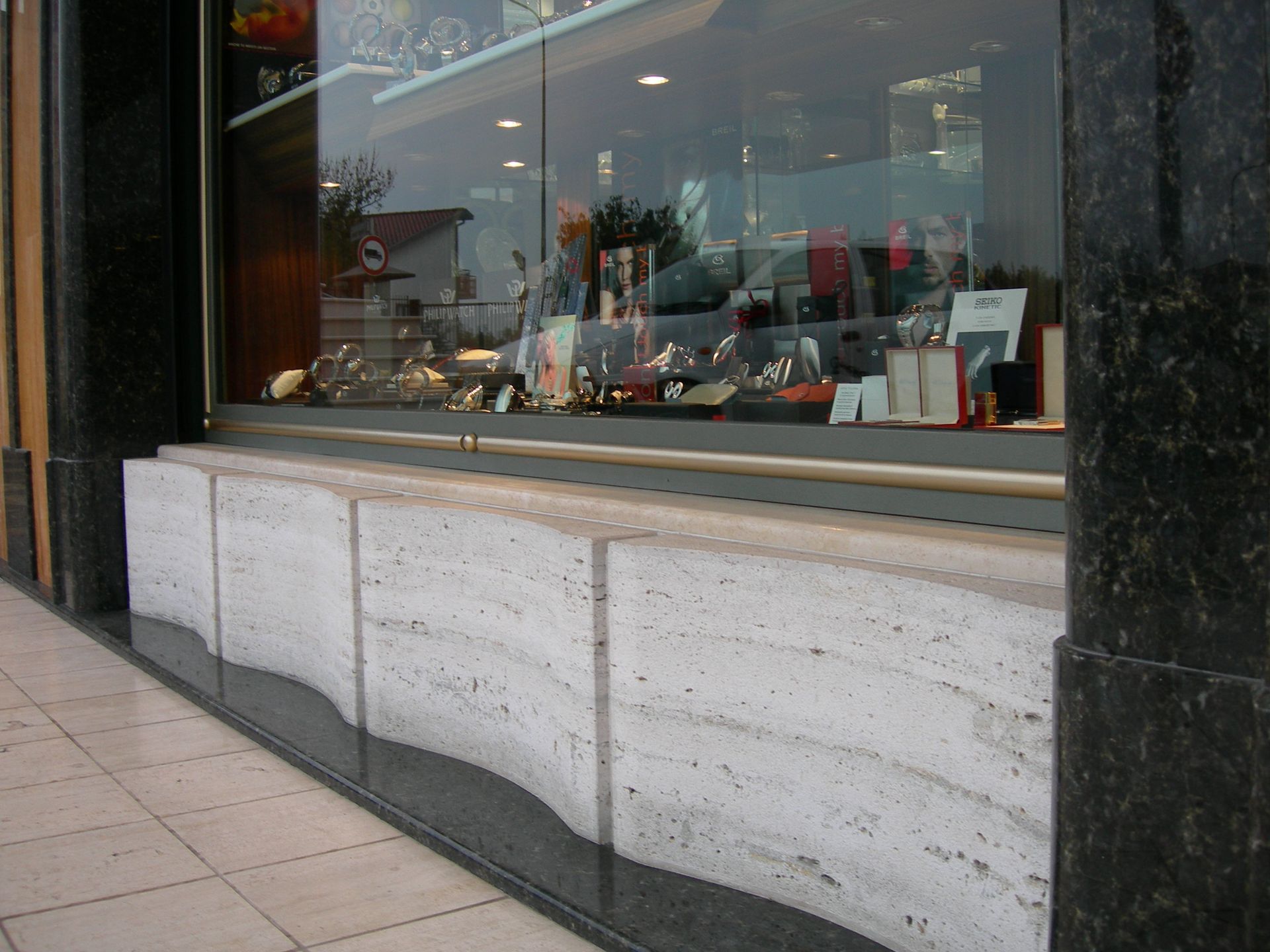 Una vetrina con molti articoli esposti