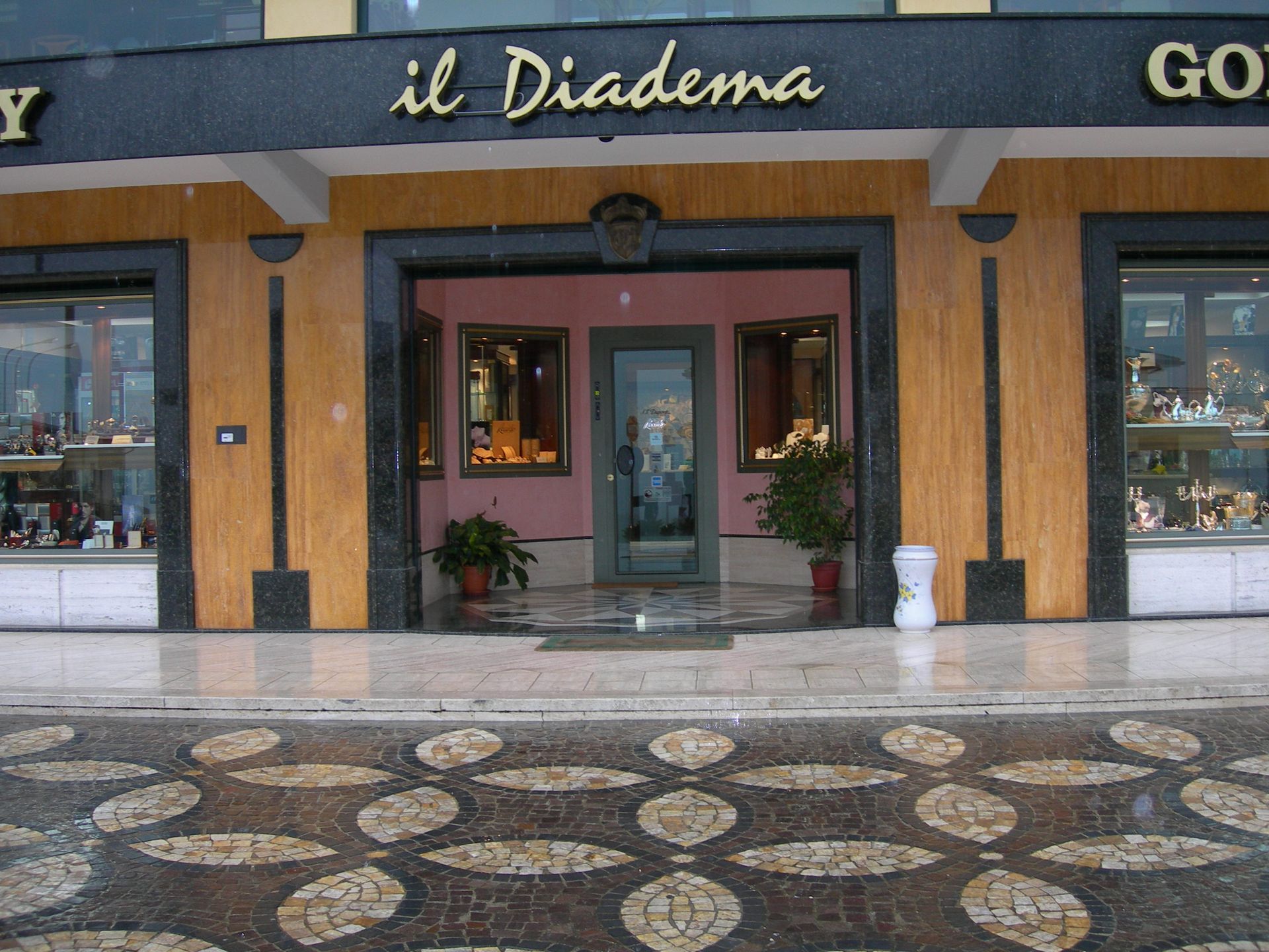 La facciata di un negozio chiamato il diadema