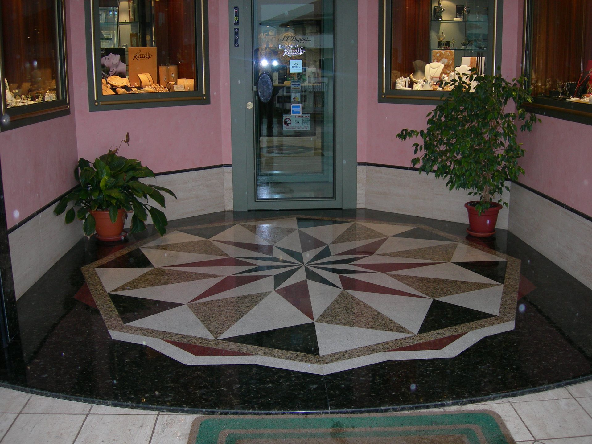 Una stanza con un motivo circolare sul pavimento