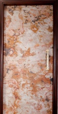 Una porta con un telaio di legno e una maniglia.