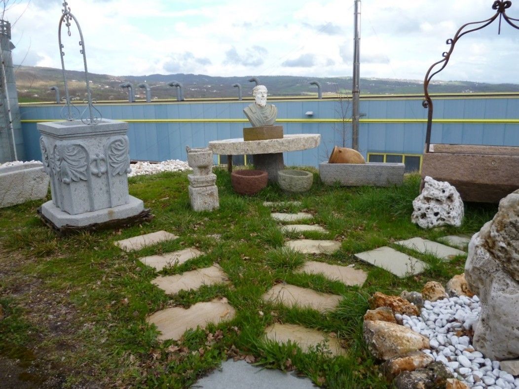 Un giardino con una statua al centro