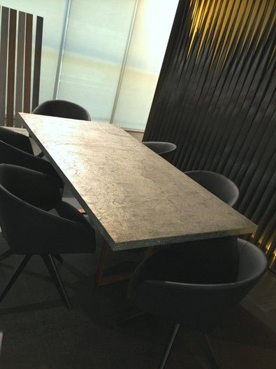 Una sala conferenze con un lungo tavolo e sedie