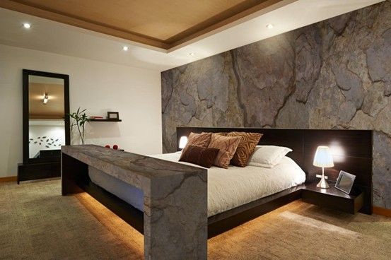 Una scala in legno con ringhiera in metallo contro un muro di mattoni