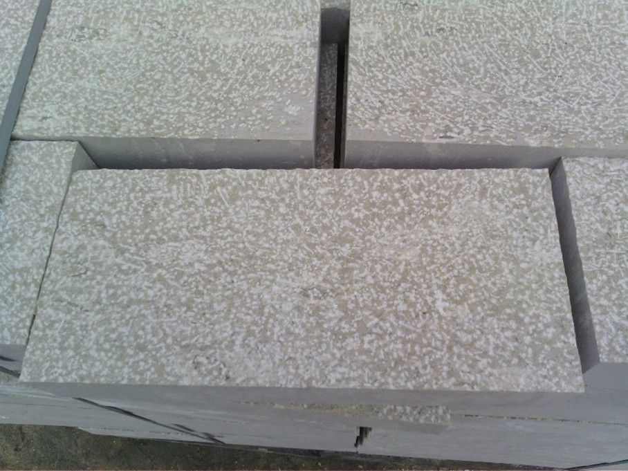 Un primo piano di una pila di blocchi di cemento