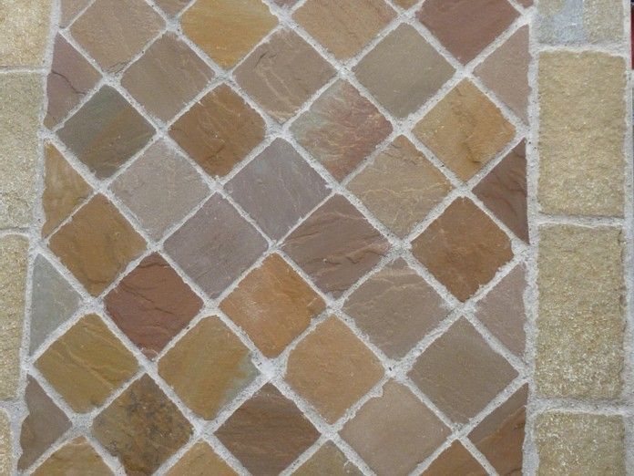 Un primo piano di un pavimento piastrellato con un motivo a scacchi