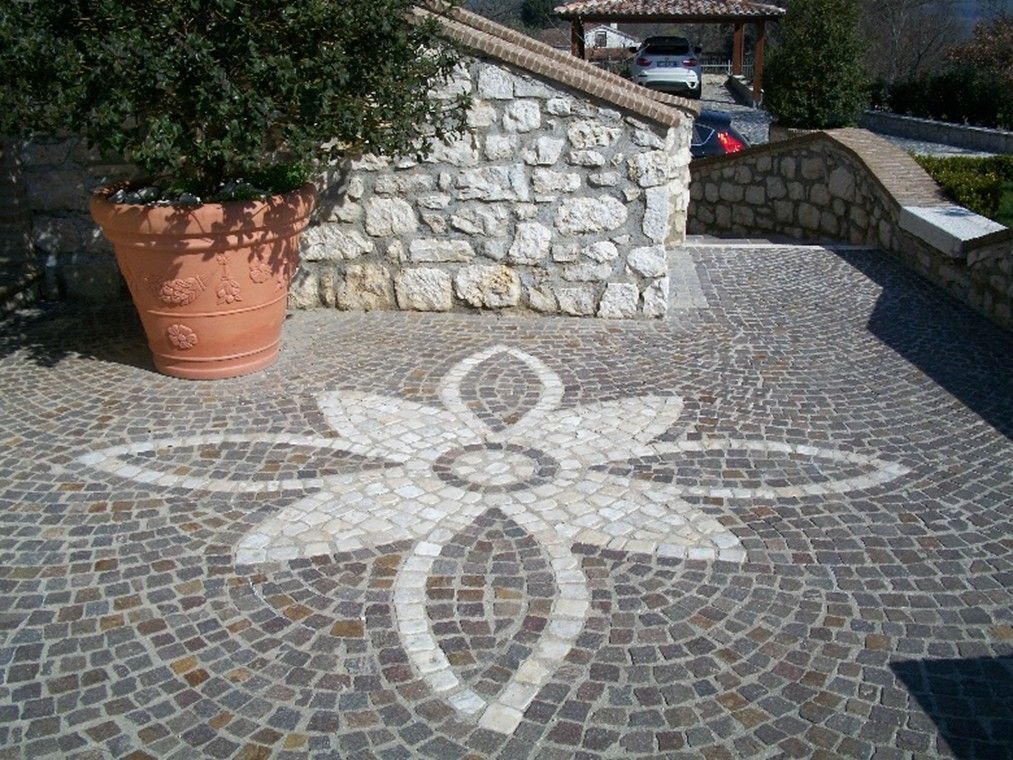 Un sentiero di mattoni con un disegno floreale sopra