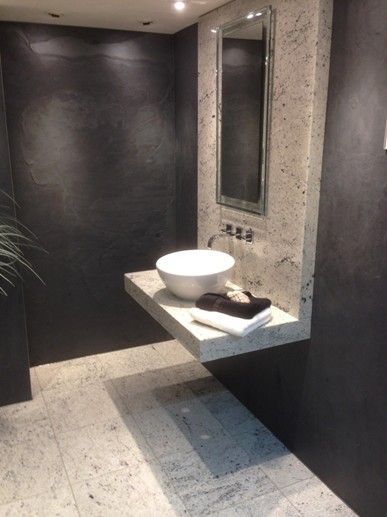 Un bagno con un lavandino e uno specchio sul muro