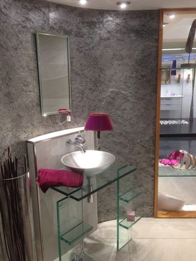 Un bagno con lavandino, specchio e lampada.