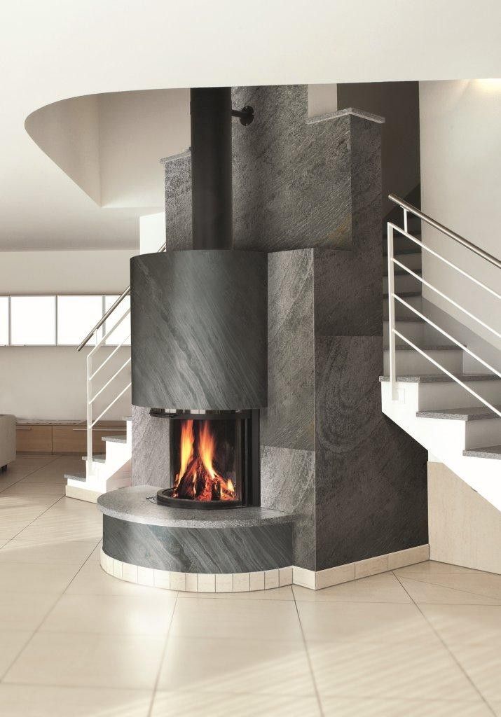 Un camino in un soggiorno accanto alle scale