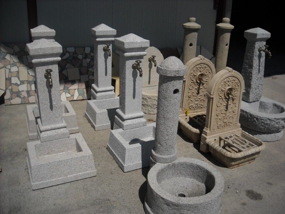 Un gruppo di fontane in pietra sono allineate sul terreno