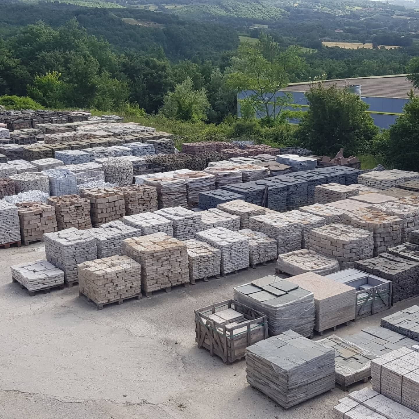 Un sacco di mattoni sono accatastati uno sopra l'altro