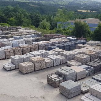Un sacco di mattoni sono accatastati uno sopra l'altro