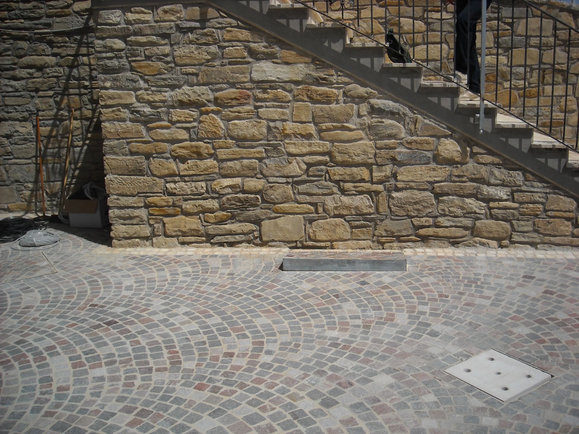 Un muro di pietra con scale che conducono ad esso