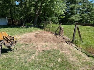 A wooden fence is sitting in the middle of a grassy field.