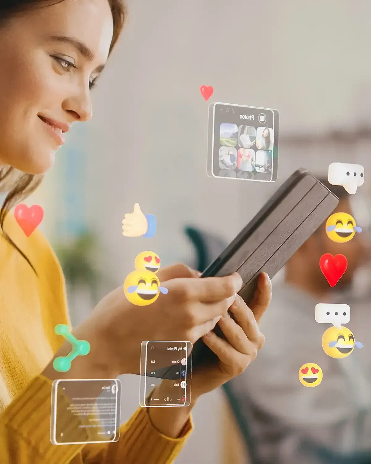 Frau lächelt auf Tablet, umgeben von schwebenden Social-Media-Symbolen, Emojis.