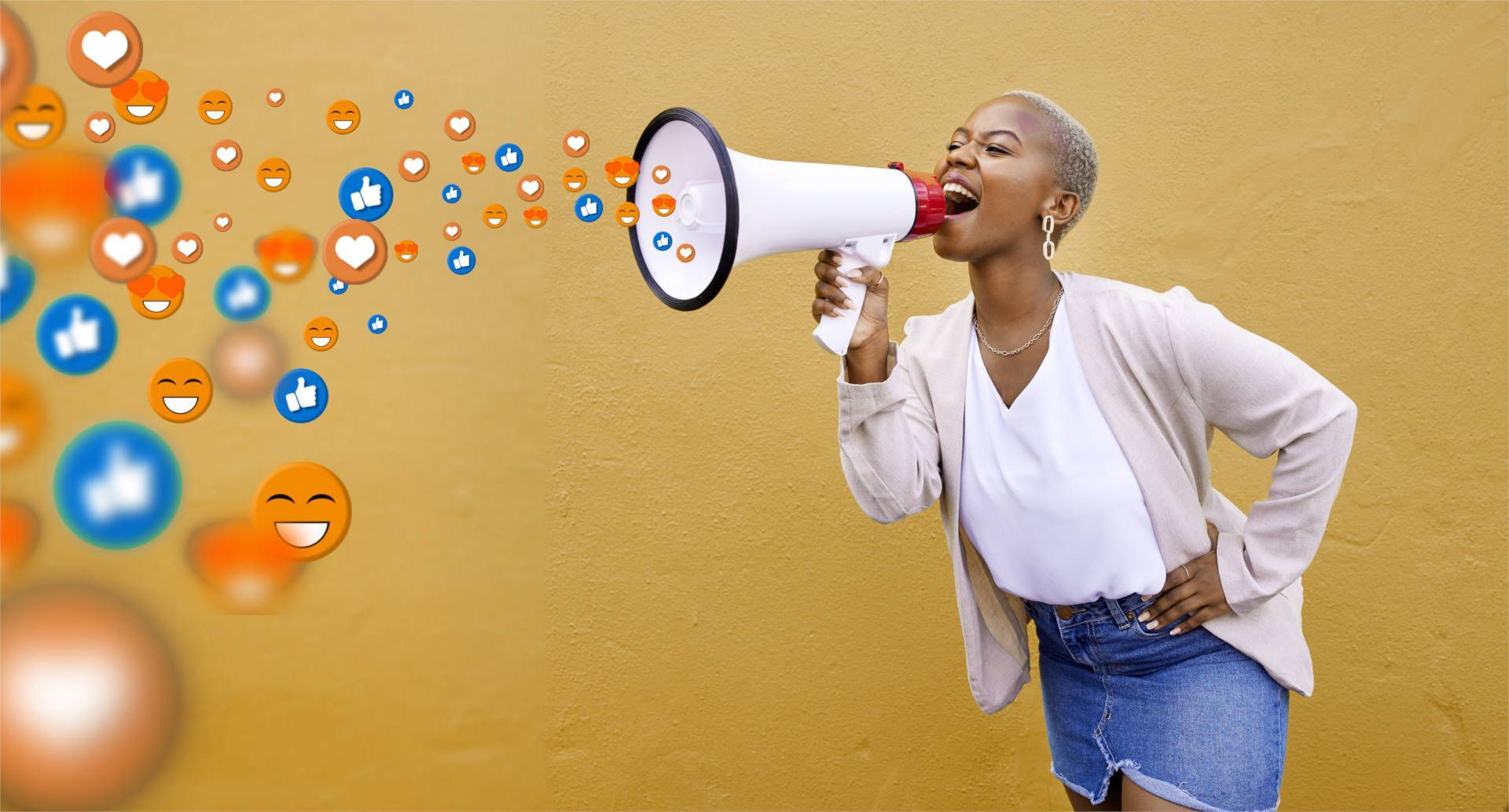 Frau mit Megafon vor gelbem Hintergrund, die Reaktionen in den sozialen Medien ausstößt.
