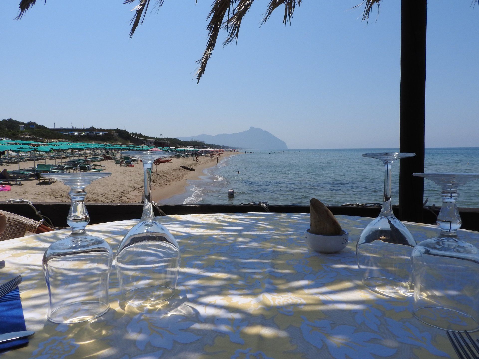 tavola con bicchieri sulla spiaggia