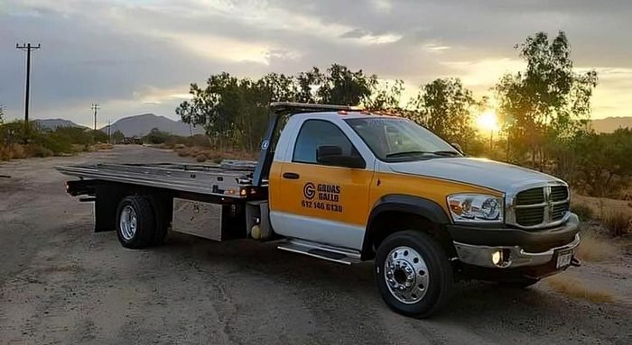 Traslado seguro de vehículo en grúa plataforma