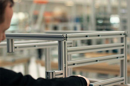 montaggio profili in alluminio