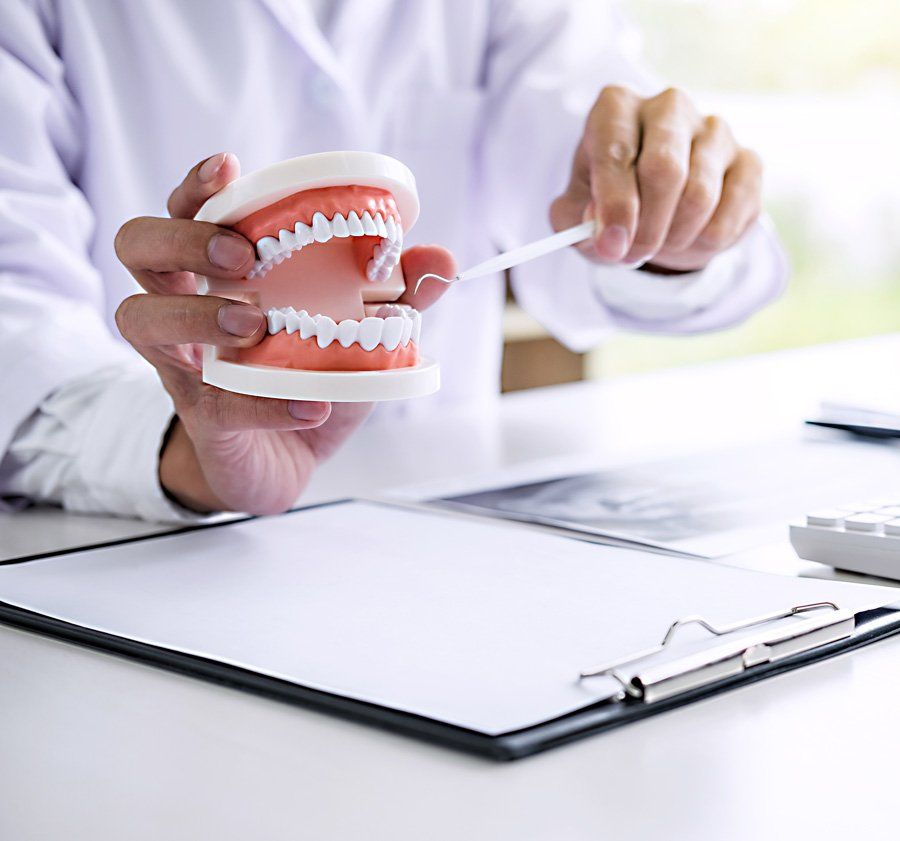 medico a agarrar dentadura