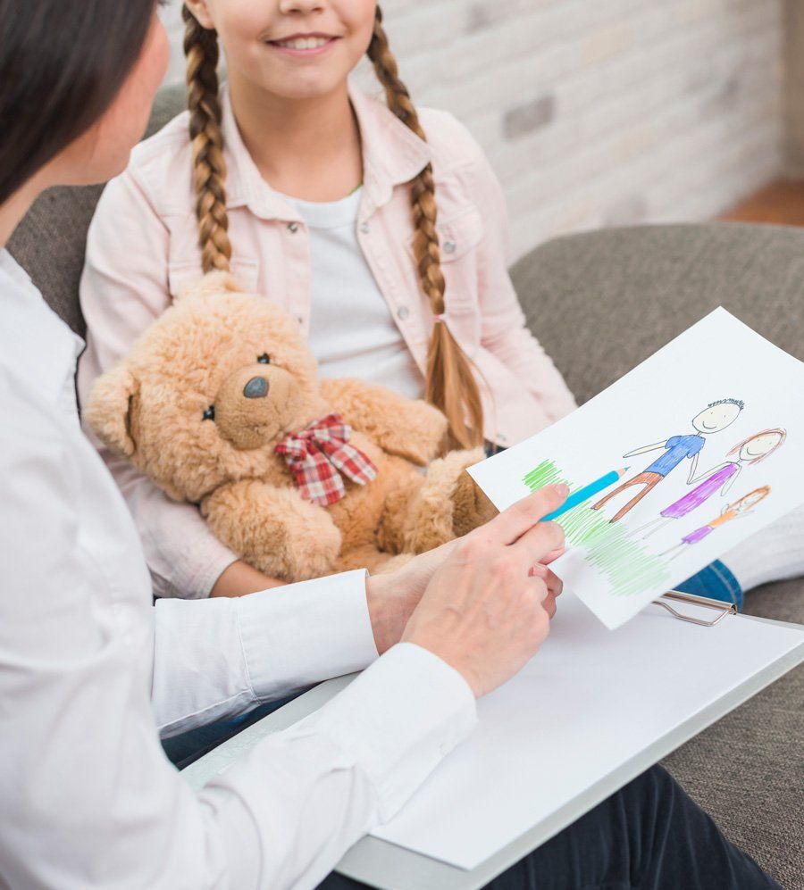 criança e psicóloga no consultório