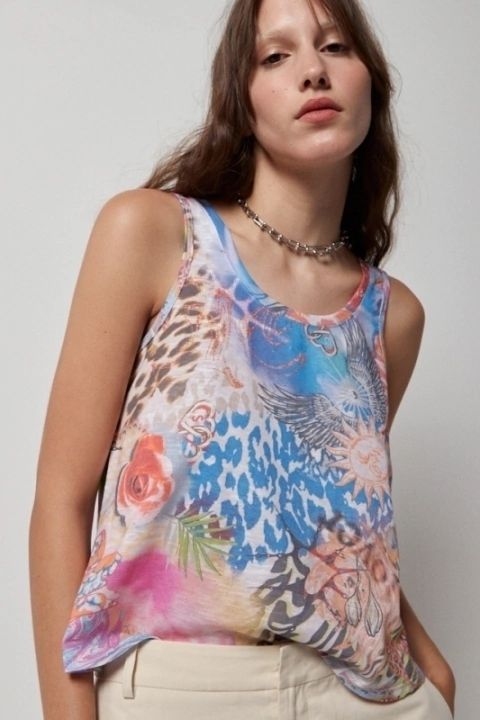 Una mujer que lleva una camiseta sin mangas con estampado de leopardo.