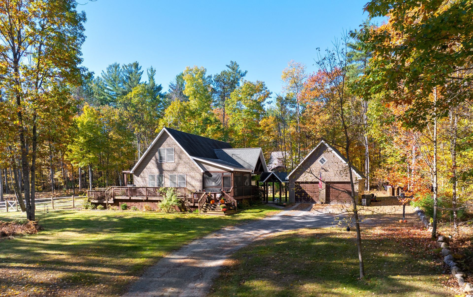 Adirondack View Lodge with 2 car garage and large deck