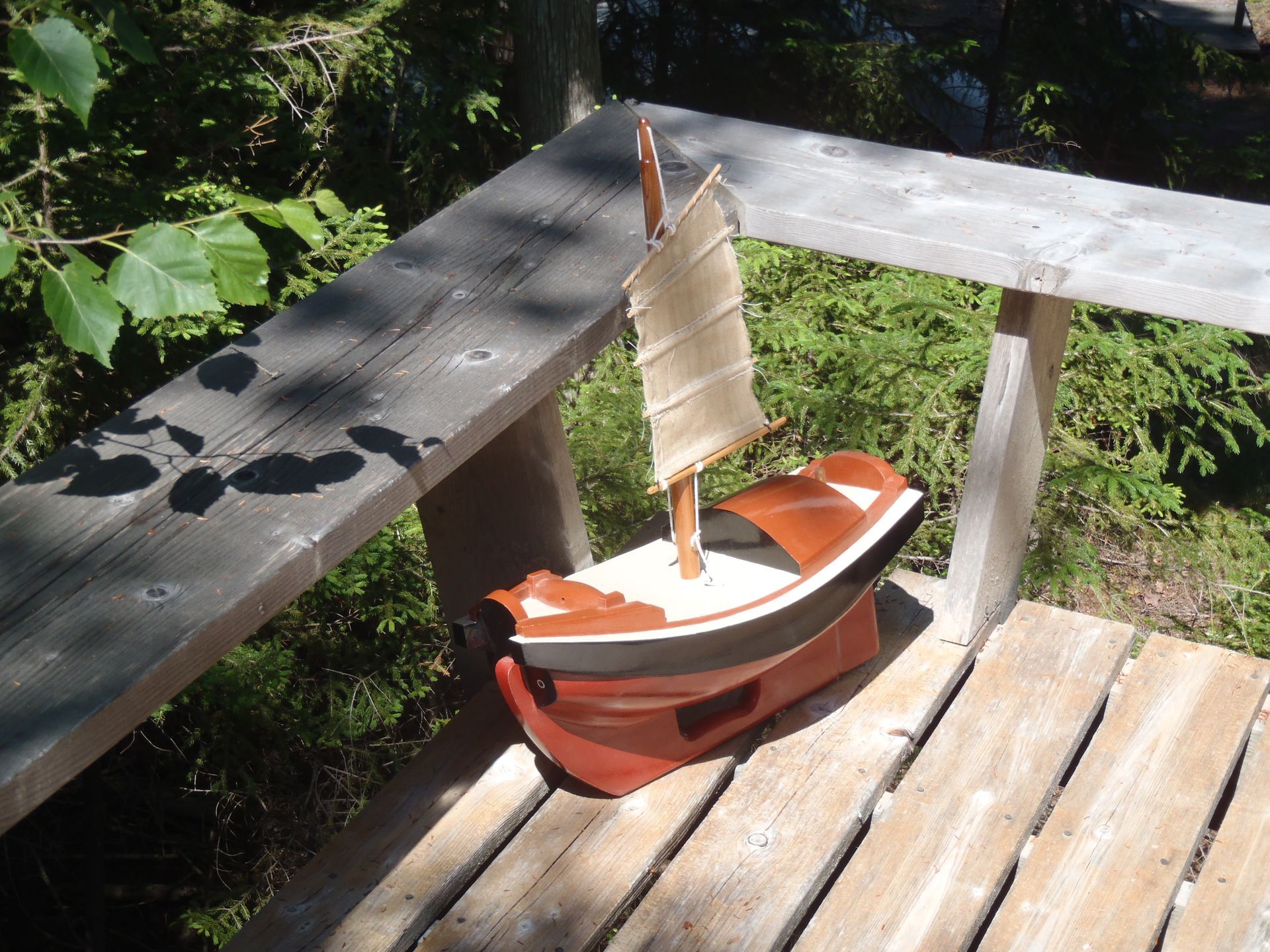 Chinese Junk handmade cedar wood boat-shaped personal flotation device for swimmers, showing keel grip
