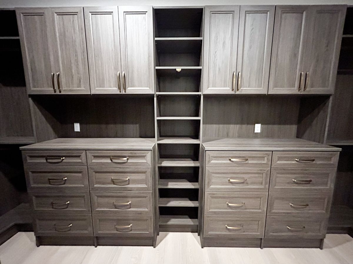 A walk in closet with lots of drawers and shelves.