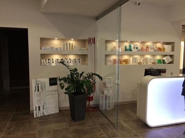 angolo dedicato a prodotti di estetica