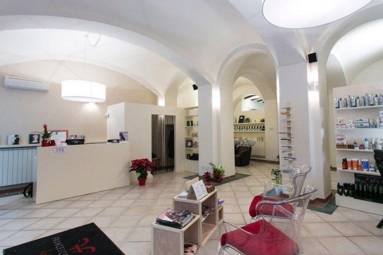 salone per parrucchieri con volte illuminate