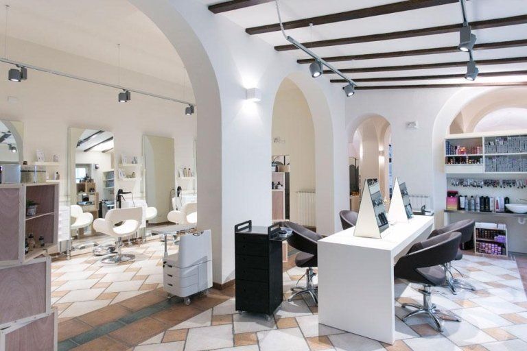 salone per parrucchieri con arredamento di design