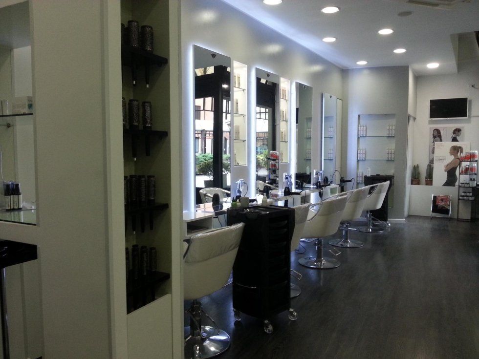 negozio di parrucchieri con angolo taglio dai toni avorio
