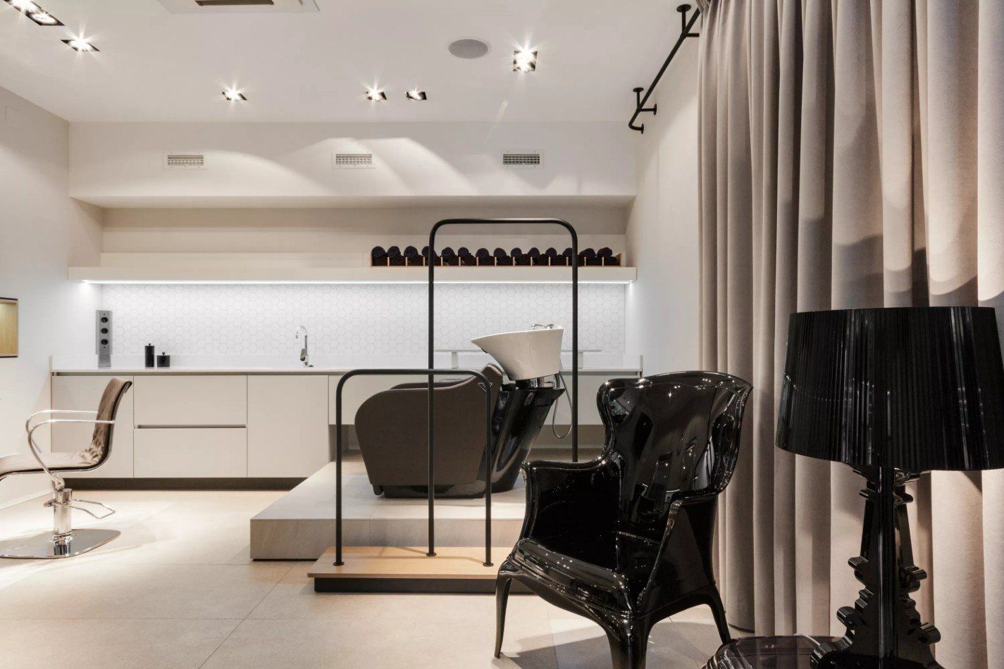 sala d'attesa con poltrone di design in negozio di parrucchiere