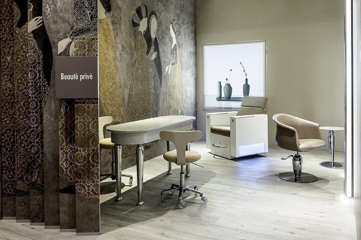 cabina di bellezza con tavolo bianco laccato in centro estetico