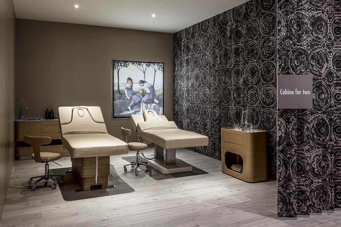 sala con lettini reclinabili e arredo di design in centro estetico