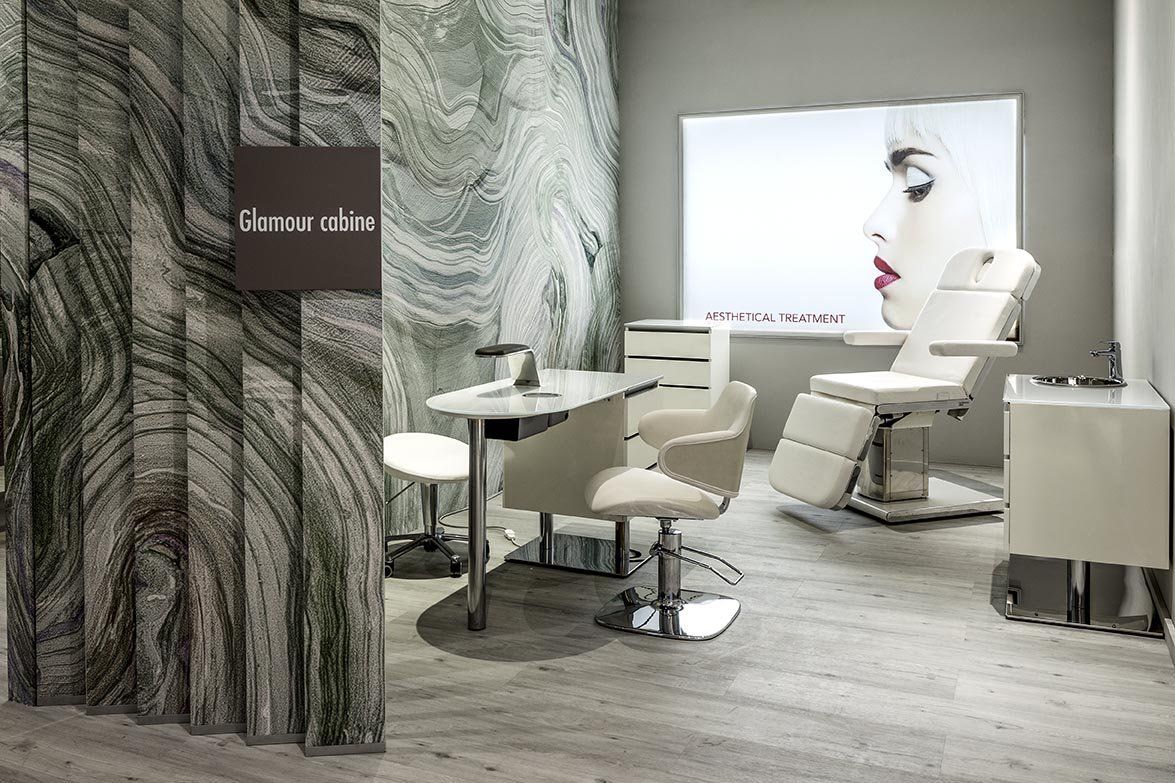 cabina glamour con poltrone color avorio in centro estetico