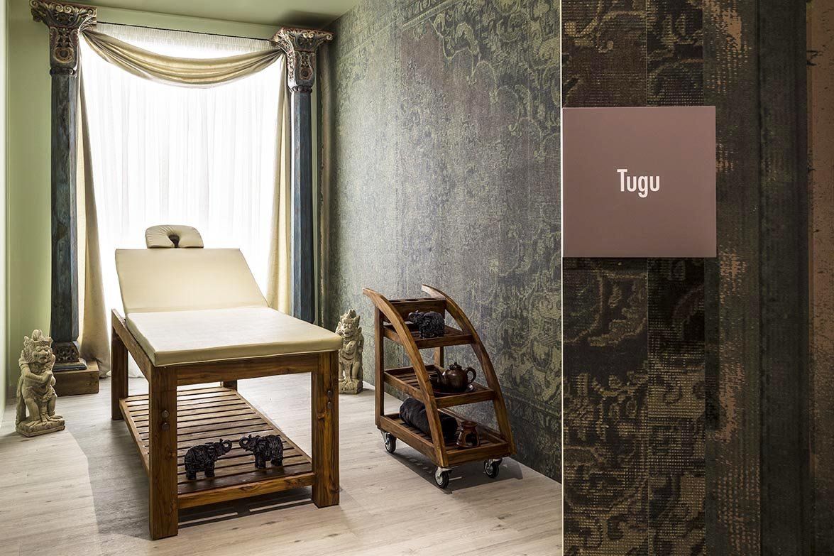 lettino reclinabile in legno per centro estetico