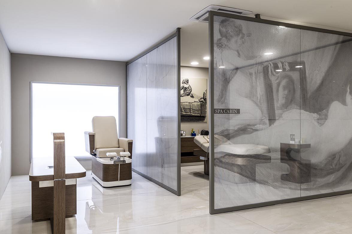 cabina SPA con pareti in vetro in centro estetico